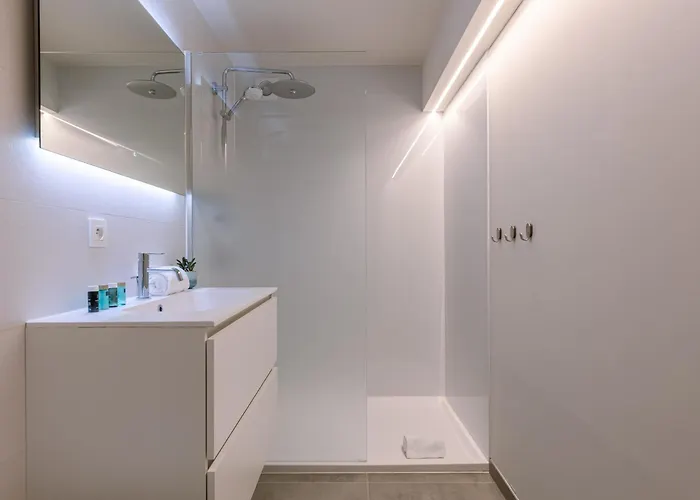 Beautiful Luxury On Amazing Location With Sea View - T17 דירה *